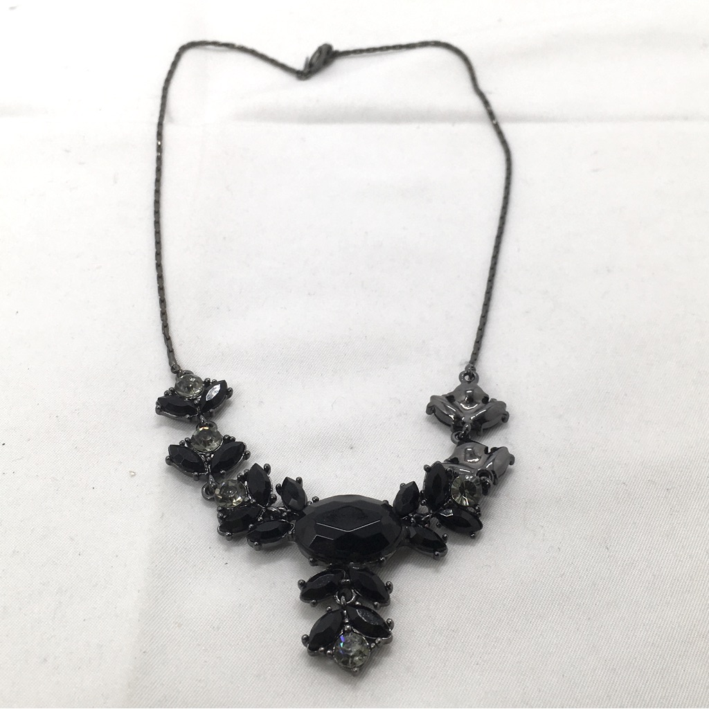 Avon Dainty Black And Clear Crystal Short Necklace 10$